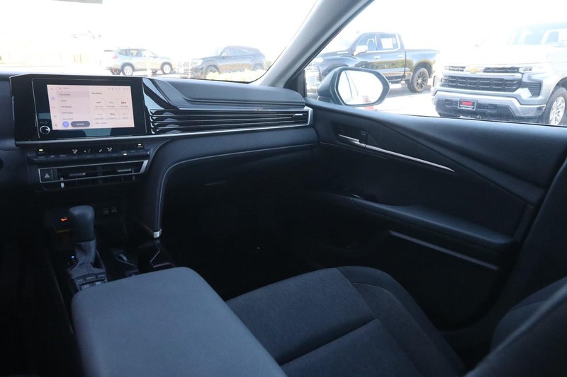 Toyota Camry Vehicle Full-screen Gallery Image 25