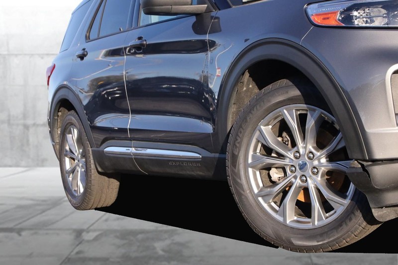 Ford Explorer Vehicle Full-screen Gallery Image 03