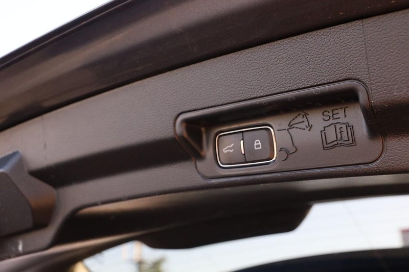 Ford Explorer Vehicle Full-screen Gallery Image 08