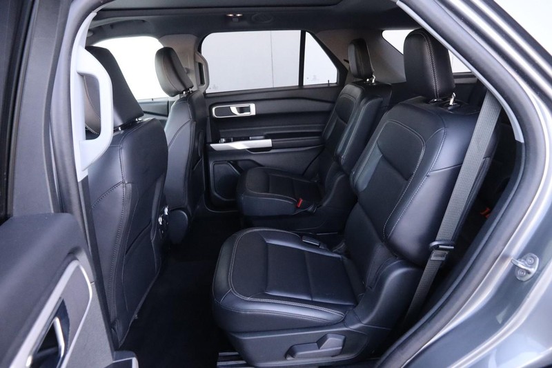 Ford Explorer Vehicle Full-screen Gallery Image 11