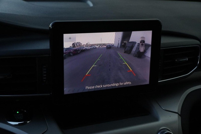 Ford Explorer Vehicle Full-screen Gallery Image 19