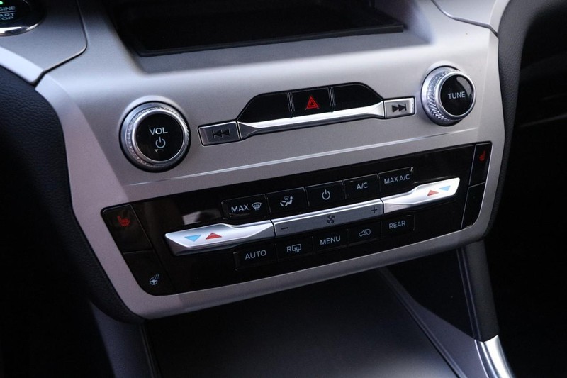 Ford Explorer Vehicle Full-screen Gallery Image 20