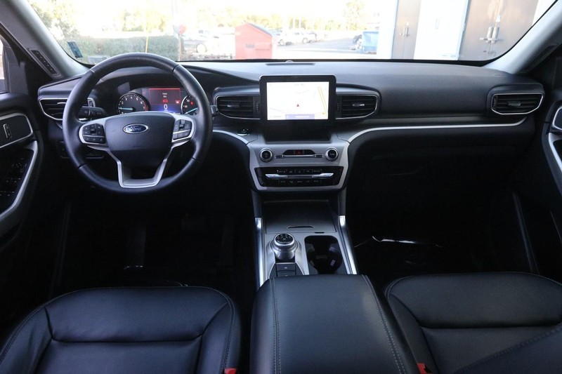 Ford Explorer Vehicle Full-screen Gallery Image 23