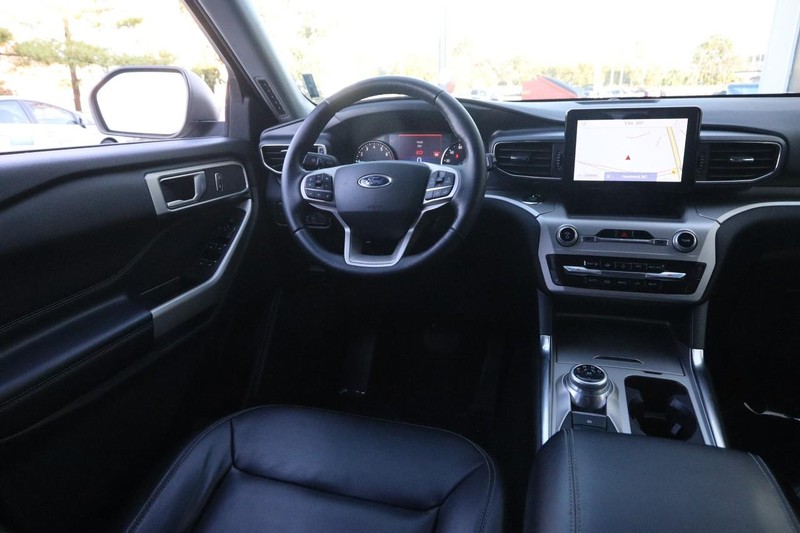 Ford Explorer Vehicle Full-screen Gallery Image 24