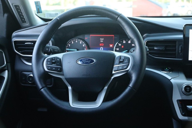 Ford Explorer Vehicle Full-screen Gallery Image 25