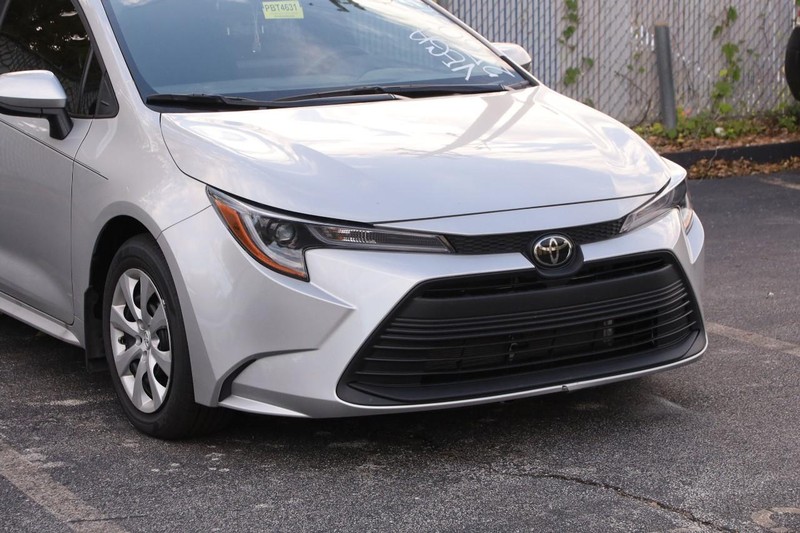 Toyota Corolla Vehicle Full-screen Gallery Image 2