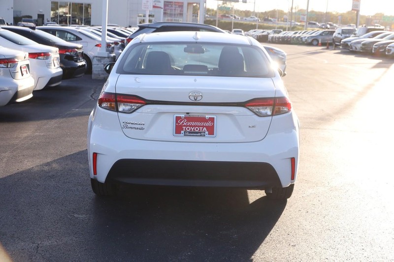 Toyota Corolla Vehicle Full-screen Gallery Image 6