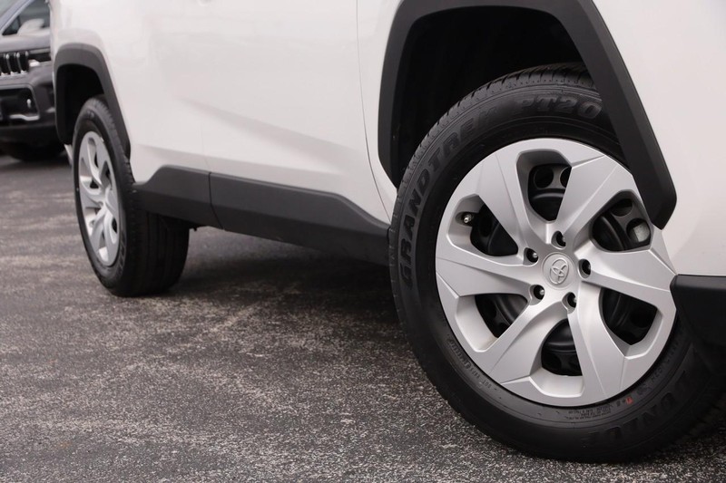 Toyota RAV4 Vehicle Full-screen Gallery Image 3