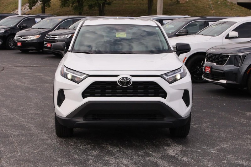 Toyota RAV4 Vehicle Full-screen Gallery Image 4