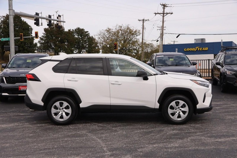 Toyota RAV4 Vehicle Full-screen Gallery Image 5