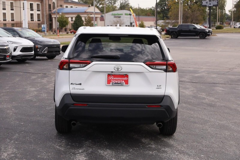 Toyota RAV4 Vehicle Full-screen Gallery Image 6