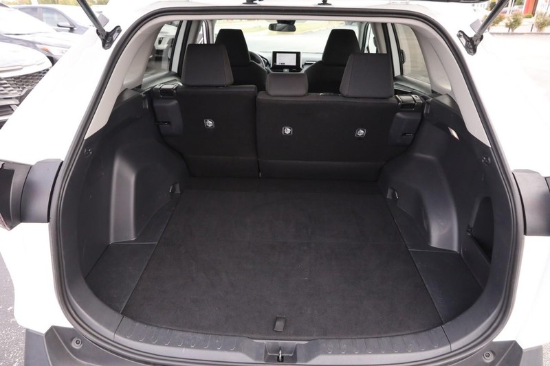 Toyota RAV4 Vehicle Full-screen Gallery Image 7