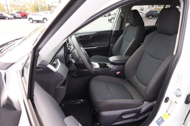 Toyota RAV4 Vehicle Full-screen Gallery Image 8