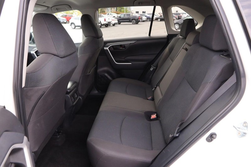 Toyota RAV4 Vehicle Full-screen Gallery Image 9