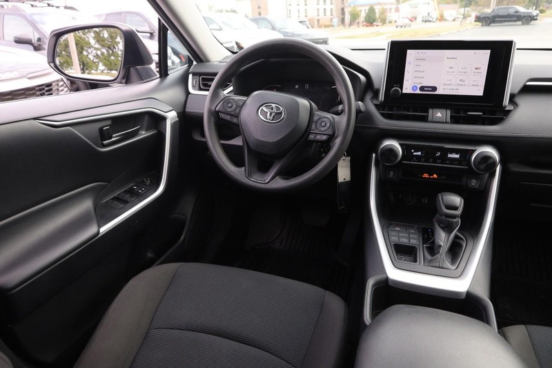 Toyota RAV4 Vehicle Full-screen Gallery Image 11