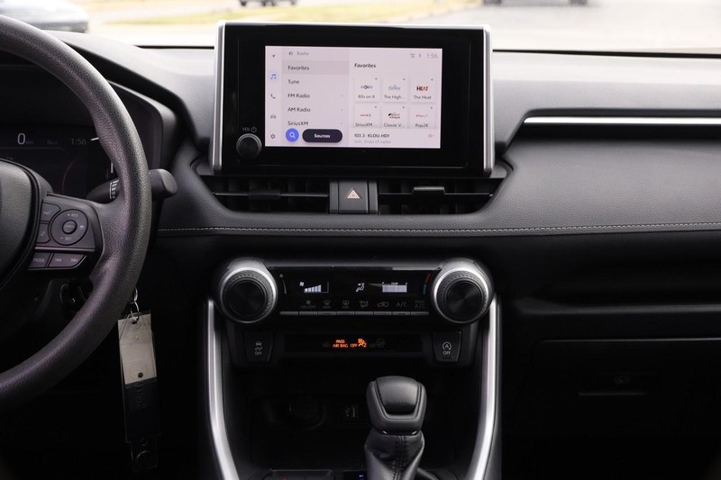 Toyota RAV4 Vehicle Full-screen Gallery Image 13