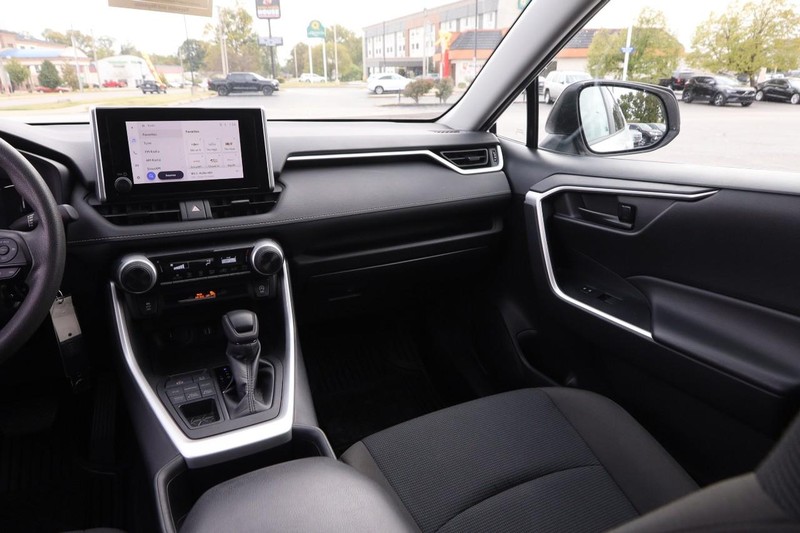 Toyota RAV4 Vehicle Full-screen Gallery Image 14