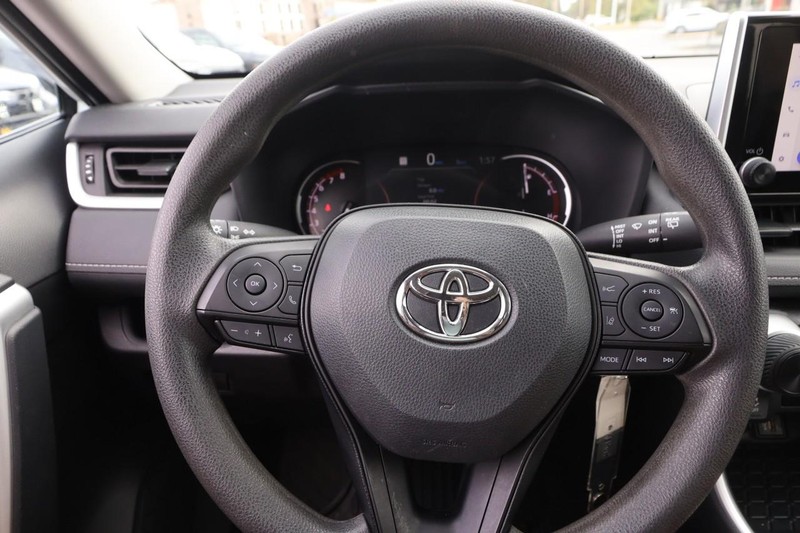 Toyota RAV4 Vehicle Full-screen Gallery Image 15