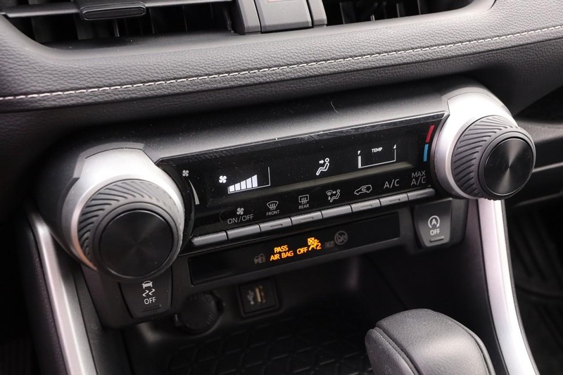 Toyota RAV4 Vehicle Full-screen Gallery Image 21