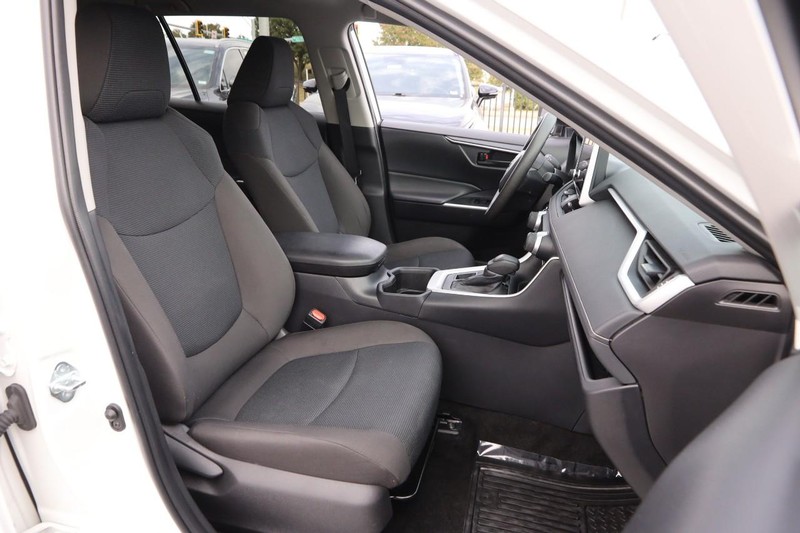 Toyota RAV4 Vehicle Full-screen Gallery Image 23