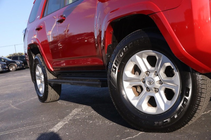 Toyota 4Runner Vehicle Full-screen Gallery Image 3