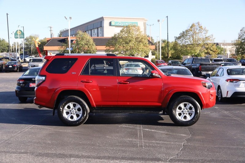 Toyota 4Runner Vehicle Full-screen Gallery Image 5