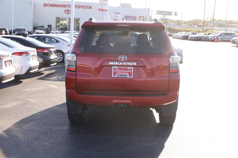 Toyota 4Runner Vehicle Full-screen Gallery Image 6
