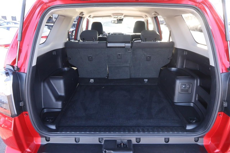 Toyota 4Runner Vehicle Full-screen Gallery Image 7