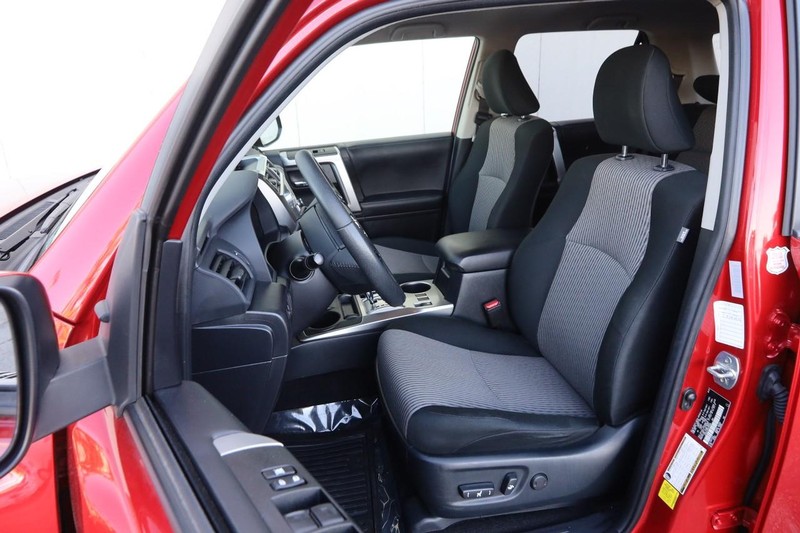 Toyota 4Runner Vehicle Full-screen Gallery Image 8