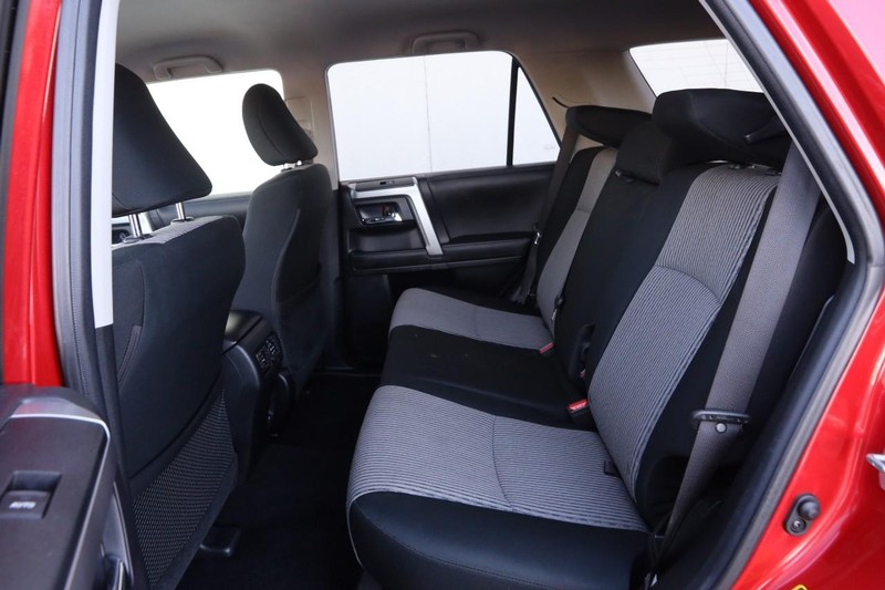 Toyota 4Runner Vehicle Full-screen Gallery Image 9