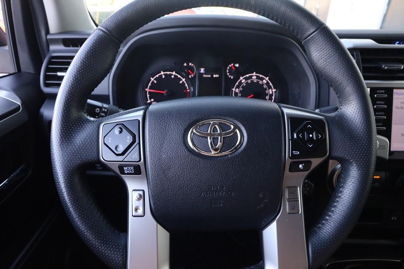 Toyota 4Runner Vehicle Full-screen Gallery Image 10