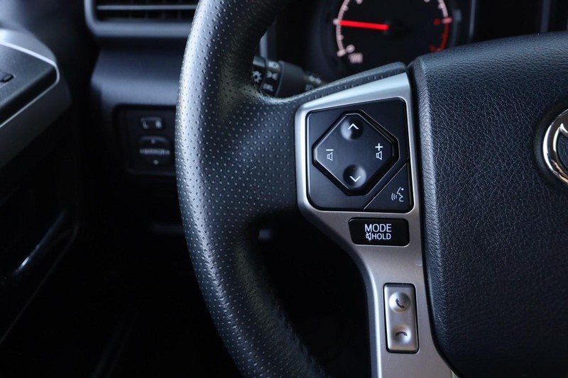 Toyota 4Runner Vehicle Full-screen Gallery Image 11