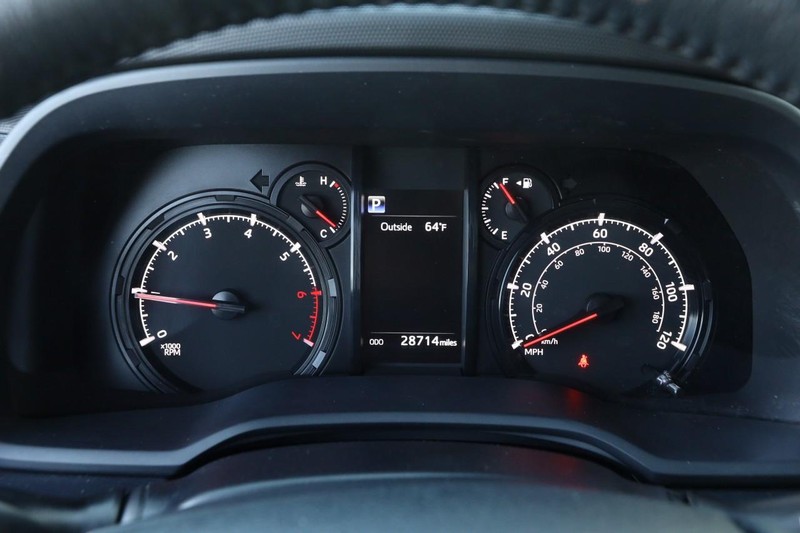 Toyota 4Runner Vehicle Full-screen Gallery Image 13