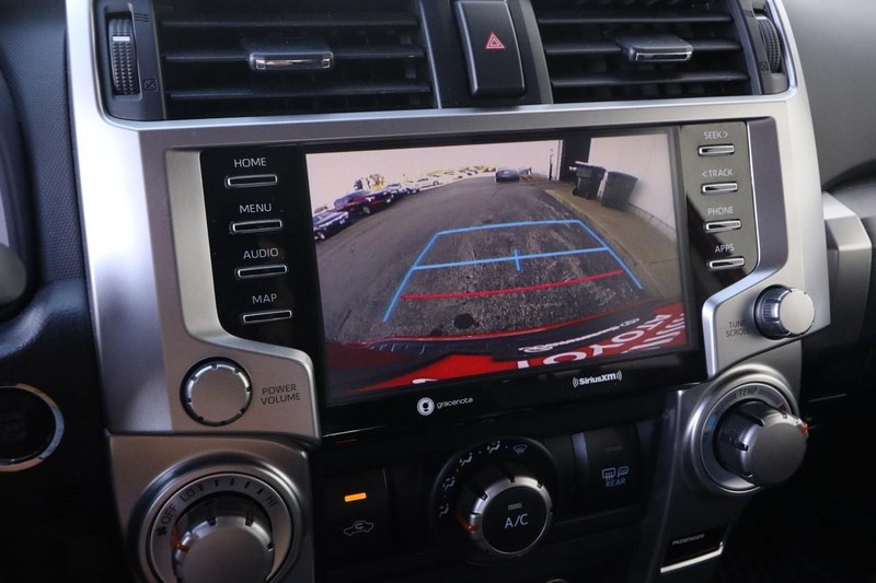 Toyota 4Runner Vehicle Full-screen Gallery Image 16