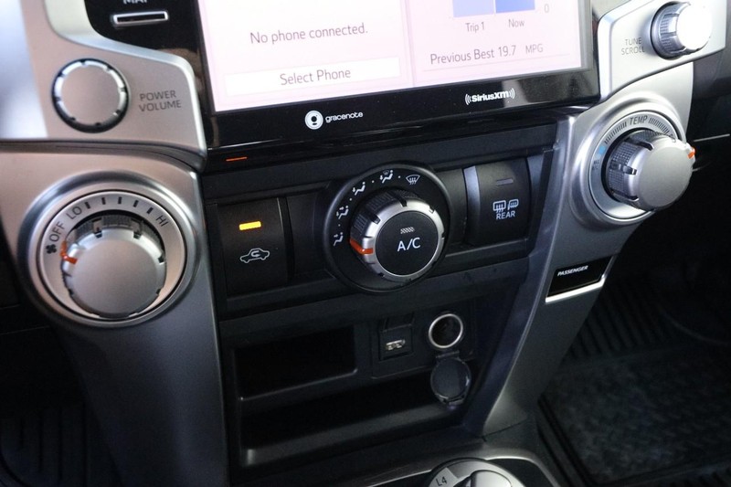 Toyota 4Runner Vehicle Full-screen Gallery Image 17