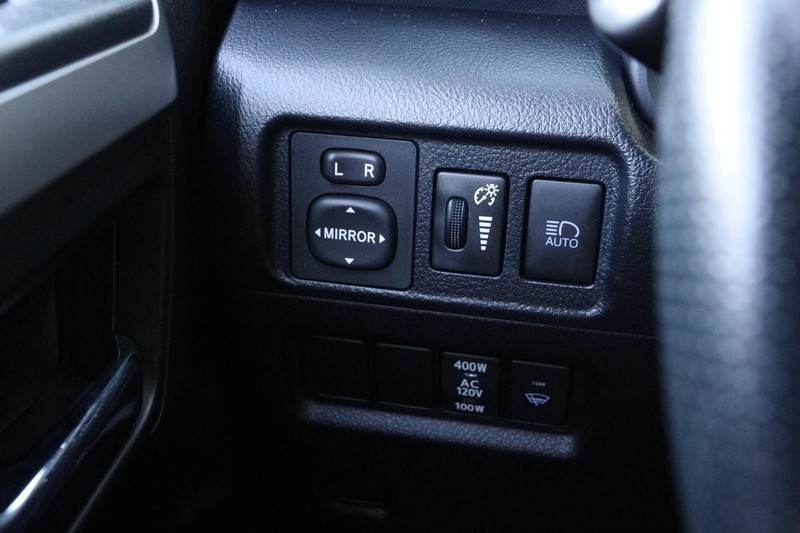 Toyota 4Runner Vehicle Full-screen Gallery Image 19