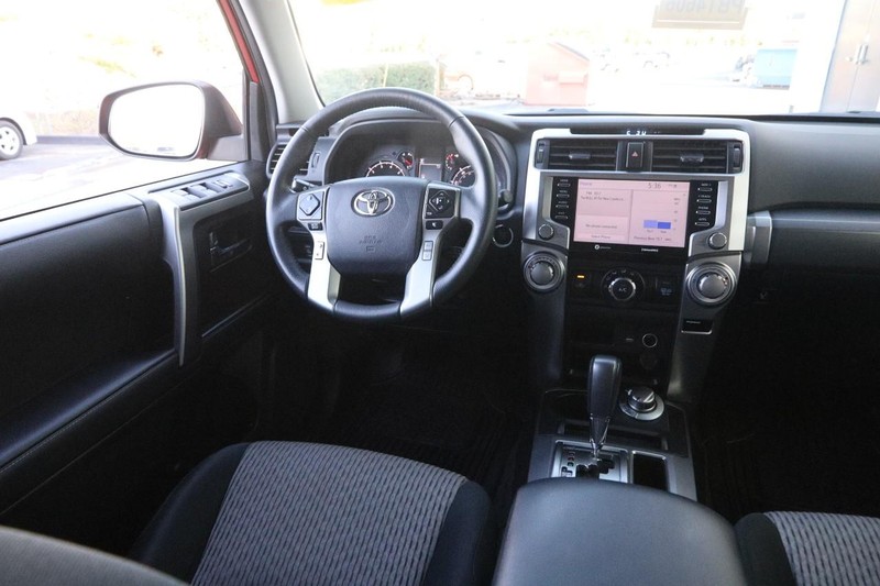 Toyota 4Runner Vehicle Full-screen Gallery Image 21