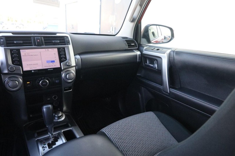 Toyota 4Runner Vehicle Full-screen Gallery Image 24