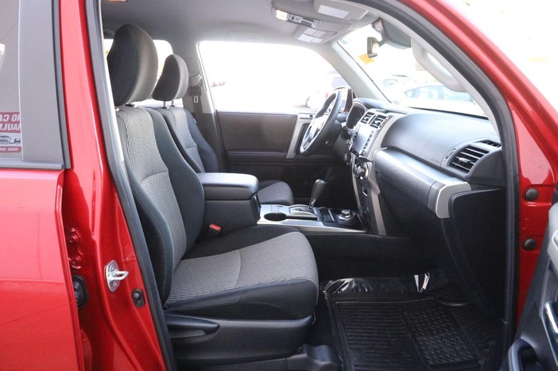 Toyota 4Runner Vehicle Full-screen Gallery Image 25