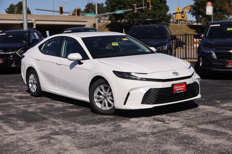 Toyota Camry Vehicle Full-screen Gallery Image 2