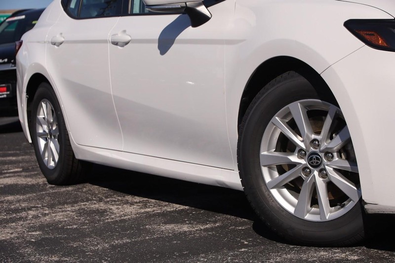 Toyota Camry Vehicle Full-screen Gallery Image 3