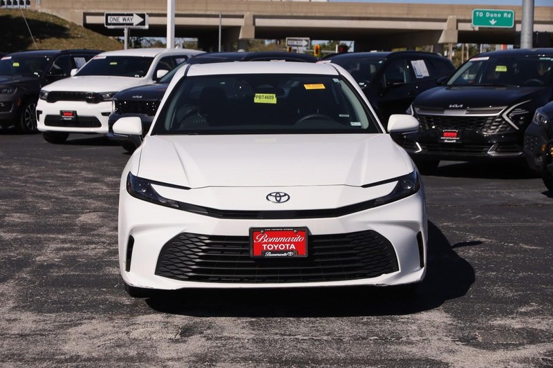 Toyota Camry Vehicle Full-screen Gallery Image 4