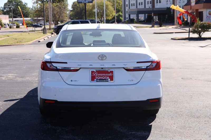 Toyota Camry Vehicle Full-screen Gallery Image 6