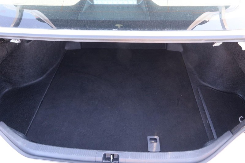 Toyota Camry Vehicle Full-screen Gallery Image 7
