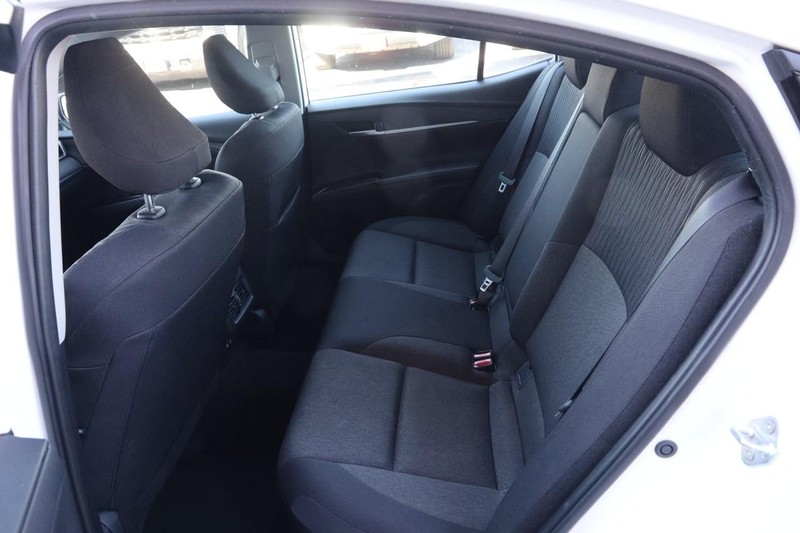 Toyota Camry Vehicle Full-screen Gallery Image 9