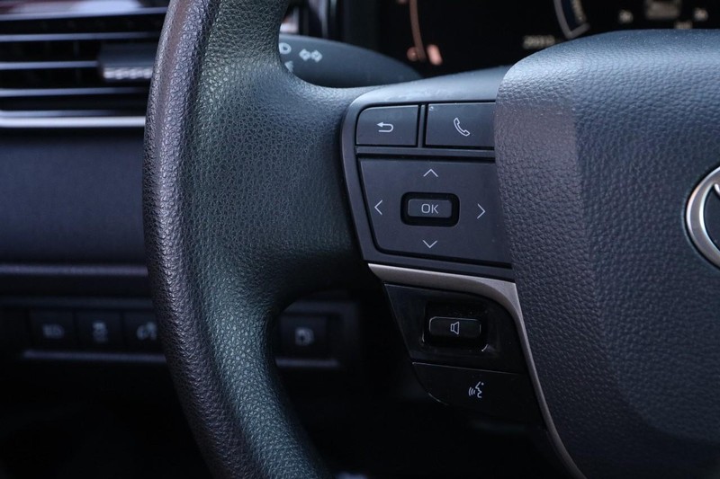 Toyota Camry Vehicle Full-screen Gallery Image 11