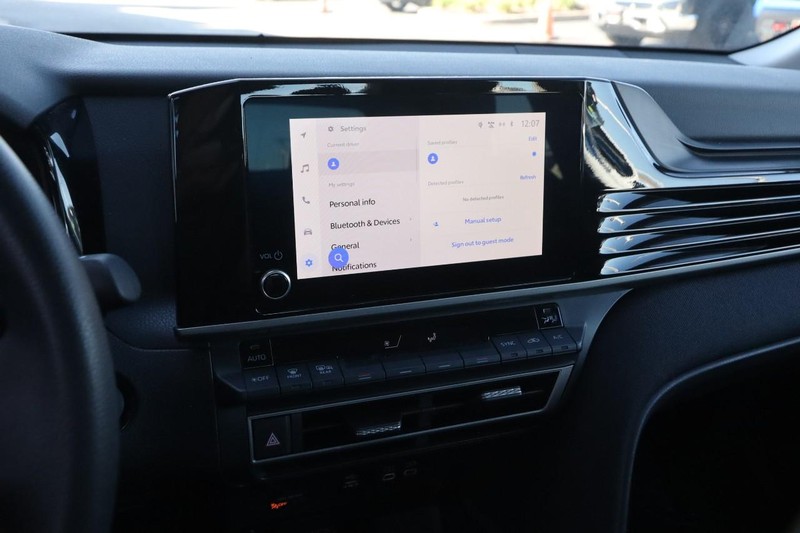 Toyota Camry Vehicle Full-screen Gallery Image 15