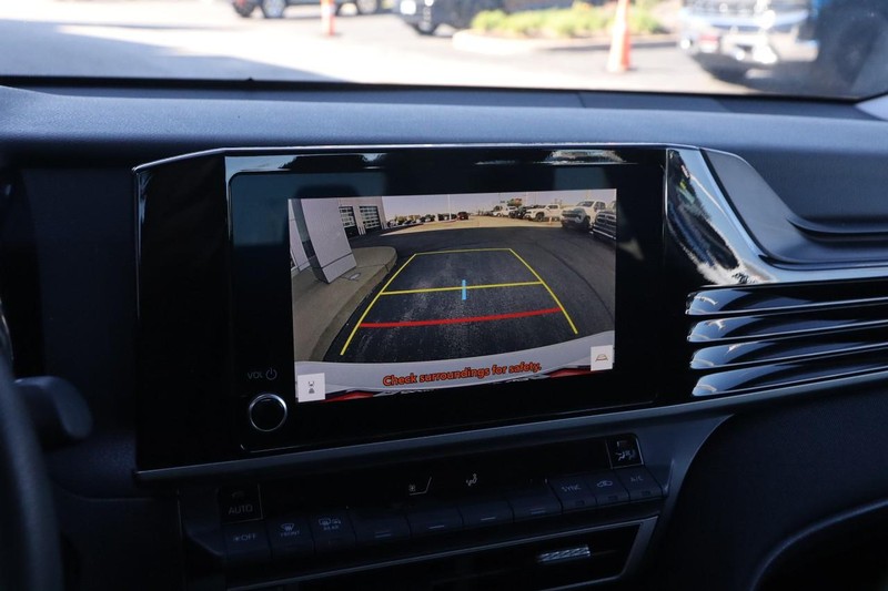 Toyota Camry Vehicle Full-screen Gallery Image 16