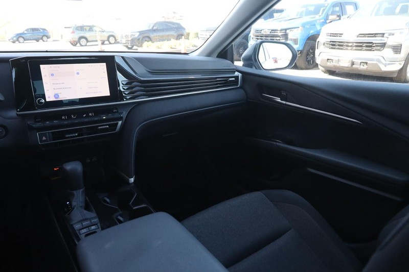 Toyota Camry Vehicle Full-screen Gallery Image 24