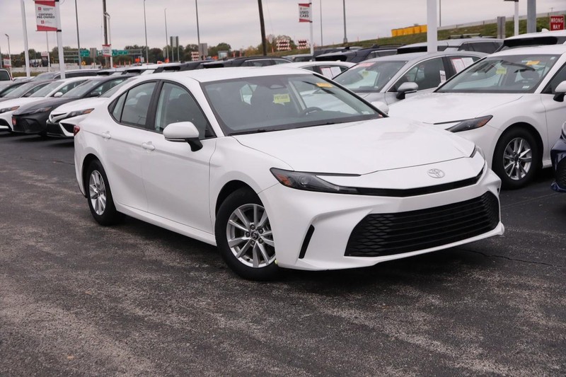 Toyota Camry Vehicle Full-screen Gallery Image 2